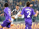 Sebastian Giovinco z Juventusu (uprostřed) se snaží prosadit proti Fiorentině.