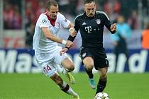 David Rozehnal z Lille (vlevo) a Franck Ribéry z Bayernu Mnichov.