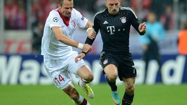 David Rozehnal z Lille (vlevo) a Franck Ribéry z Bayernu Mnichov.