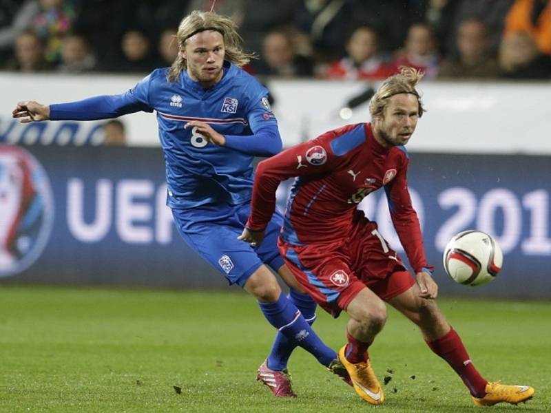 Jaroslav Plašil (vpravo) a Birkir Bjarnason z Islandu.