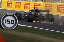 Lewis Hamilton z Mercedesu ve svém voze s prasklou přední pneumatikou v posledním kole Velké ceny Británie.