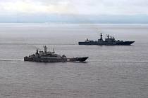 Ruské lodě na u dálněvýchodního ostrova Sachalin během vojenských manévrů v červenci 2013.