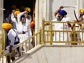 Sikhové se utkali před chrámem, několik jich bylo zraněno.