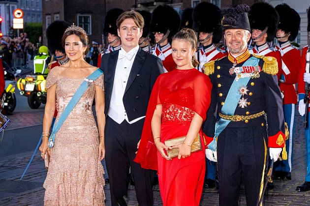 Po dánském princi Frederikovi (vpravo), který se jednou ujme vlády, je v řadě na dánský trůn šestnáctiletý princ Christian.