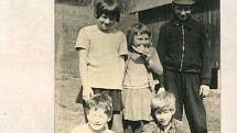 Fotografie zavražděných sourozenců Svobodových. Zleva stojí Elena, Libuše a Karel, na zemi sedí Zdenek a Luděk