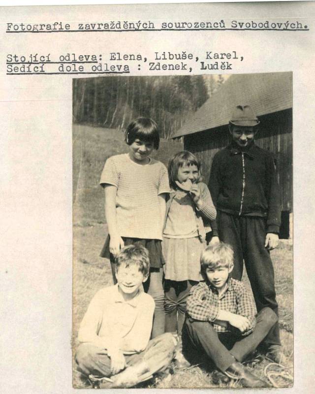 Fotografie zavražděných sourozenců Svobodových. Zleva stojí Elena, Libuše a Karel, na zemi sedí Zdenek a Luděk