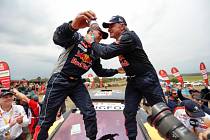 Carlos Sainz (vpravo) a Lucas Cruz se radují z vítězství na slavném Dakaru.