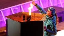 Šárka Strachová v karlovarské KV Aréně zapaluje olympijský oheň na lednové Olympiádě dětí a mládeže v Karlovarském kraji.