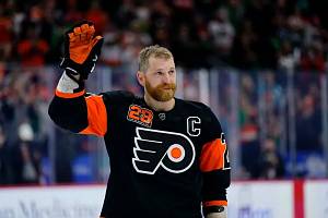 Legenda Flyers Claude Giroux se loučí se svými fanoušky.