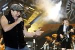 Zpěvák Brian Johnson (vlevo) a kytarista Angus Young z Australské legendární rockové skupiny AC/DC, která vystoupila po osmi letech 17. března 2009 před vyprodanou O2 arénou v Praze. 