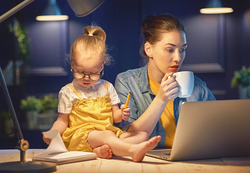 Ať už ale ženu motivuje k návratu do práce cokoli, jedno mají všechny pracující matky společné: Hledají způsob, jak vybalancovat práci, svoje potřeby a rodinu.