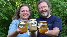 Jana Berková a Daniel Beran zvaný Sojka se včelaření věnují přes pět let. Obhospodařují zhruba 100 včelstev na sedmi včelnicích na Plzeňsku.