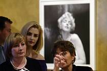 Manželka prezidenta Ivana Zemanová s dcerou Kateřinou si prohlížejí výstavu Marilyn, která byla zahájena 29. května v Jízdárně Pražského hradu.