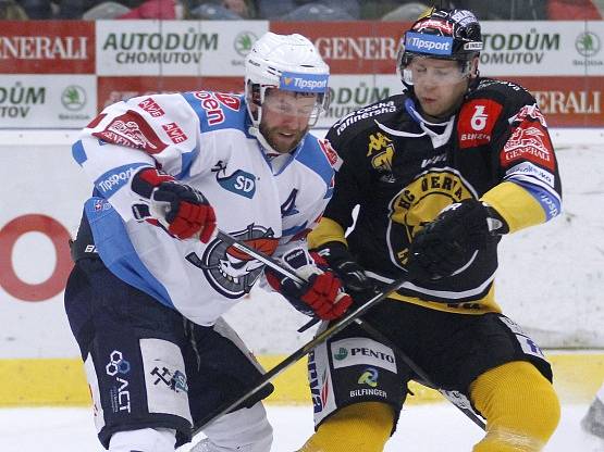 Chomutovský Ivan Huml (v bílém) při derby proti Litvínovu.