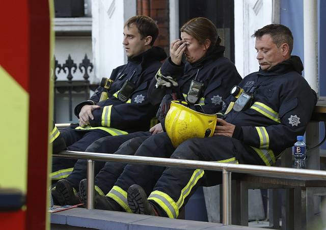 U požáru výškové budovy v Londýně zasahovalo přes 200 hasičů.