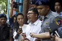 Policie v Myanmaru předvádí zadržené novináře