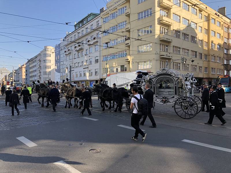 Pohřeb Jana Kočky mladšího na pražských Vinohradech.