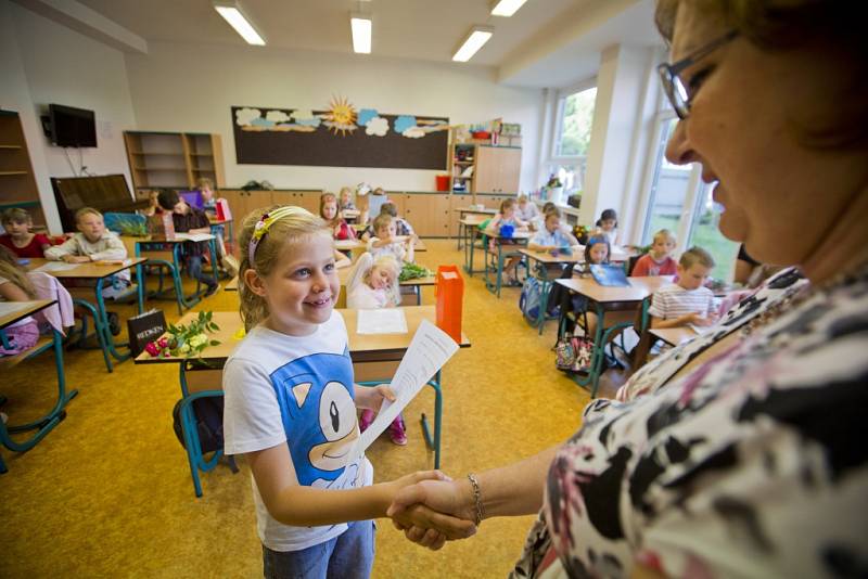 Předávání vysvědčení prvňáčkům z třídy 1.C na ZŠ K Milíčovu na pražském Jižním Městě.
