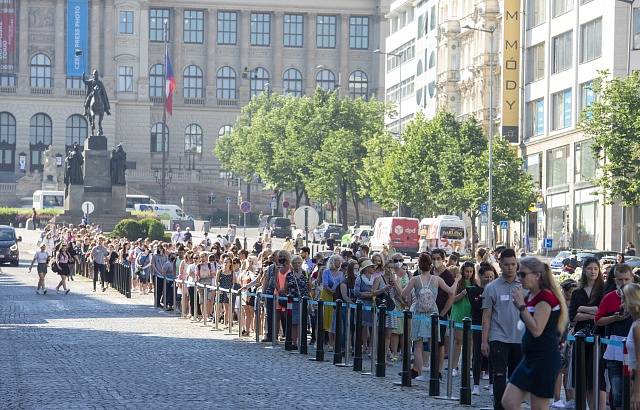 Primark v Praze otevřel. Už od rána se tvořila na Václavském náměstí fronta.
