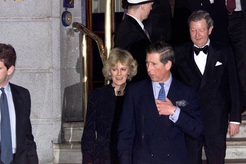 28. ledna 1999 se tehdejší princ Charles s přítelkyní Camillou Parker Bowles poprvé objevili společně na veřejnosti. Hotel Ritz v Londýně tehdy opustili hlavním vchodem poté, co se zúčastnili oslavy 50. narozenin Camilliny sestry Annabel