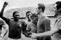 Teenager Pelé se po vítězném finále MS 1958 rozplakal, utěšoval ho brankář Gilmar.