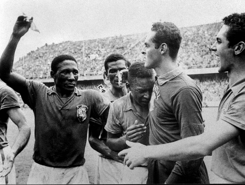 Teenager Pelé se po vítězném finále MS 1958 rozplakal, utěšoval ho brankář Gilmar.