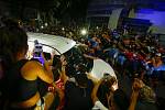 Fanoušci obklopili pohřební vůz, který přiváží rakev s ostatky fotbalové legendy Diega Maradony do prezidentského paláce v Buenos Aires
