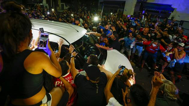 Fanoušci obklopili pohřební vůz, který přiváží rakev s ostatky fotbalové legendy Diega Maradony do prezidentského paláce v Buenos Aires