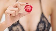 HPV je virus, který zvyšuje rizika změn na děložním čípku, ale také díky němu stoupá riziko rakoviny dutiny ústní. Proto je potřeba při styku s neznámým partnerem použít v případě orálního sexu kondom, či jiný druh bariérové ochrany.