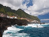 Pobřeží Madeiry je hodně členité. 