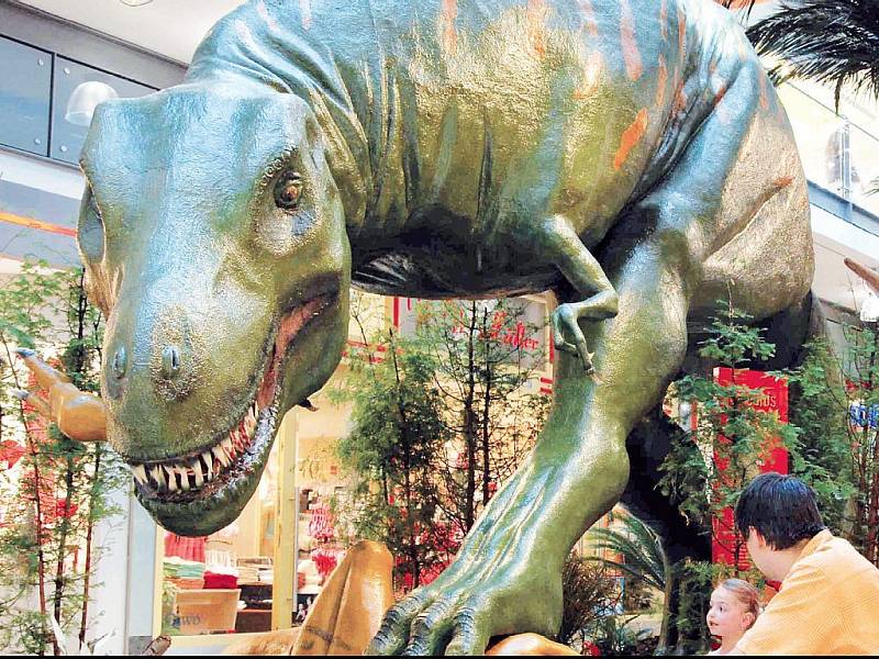 Tyranosaurus rex při obědovém dýchánku.