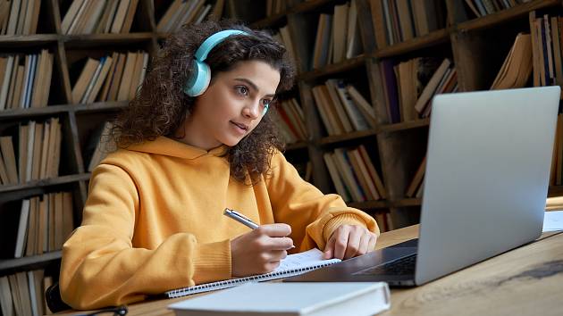 Videa na internetu vám pomohou při přípravě na  přijímací zkoušky, maturitu nebo obhajobu bakalářské práce.
