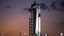 Raketa Falcon 9 s lodí Crew Dragon připravená na kosmodromu na Mysu Canaveral ke startu k Mezinárodní vesmírné stanici