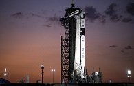 Raketa Falcon 9 s lodí Crew Dragon připravená na kosmodromu na Mysu Canaveral ke startu k Mezinárodní vesmírné stanici