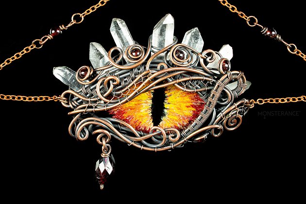 Anna Benešová tvoří pod autorskou značkou Monsterance drátované šperky z mědi a drahých kovů