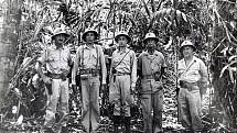 Zleva doprava podplukovník Leonard B. Cresswell, podplukovník Edwin A. Pollock, plukovník Clifton B. Cates, podplukovník William N. McKelvy a podplukovník William W. Stickney na Guadalcanalu, říjen 1942