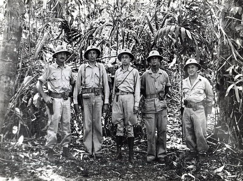 Zleva doprava podplukovník Leonard B. Cresswell, podplukovník Edwin A. Pollock, plukovník Clifton B. Cates, podplukovník William N. McKelvy a podplukovník William W. Stickney na Guadalcanalu, říjen 1942