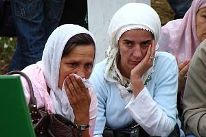 Truchlící ženy při každoročním vzpomínkovém obřadu připomínajícím masakr ve Srebrenici.