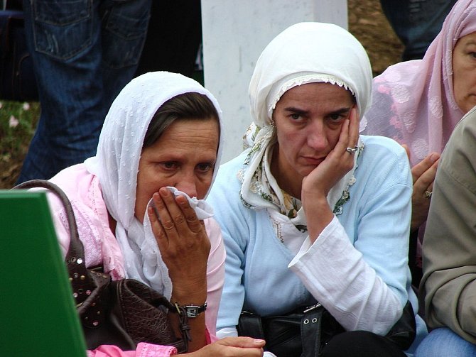 Truchlící ženy při každoročním vzpomínkovém obřadu připomínajícím masakr ve Srebrenici.