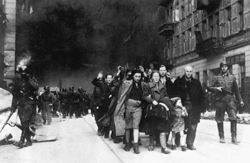 Potlačení povstání ve varšavském ghettu v roce 1943. Zajatí Židé jsou odváděni příslušníky Waffen SS po ulici Nowolipie