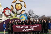 Bylo představeno oficiální logo pro evropský fotbalový šampionát 2012.