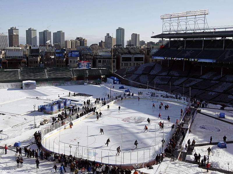 Baseballové hřiště Wrigley Field bude dějištěm utkání NHL mezi Chicagem Blackhawks a Detroitem Red Wings.