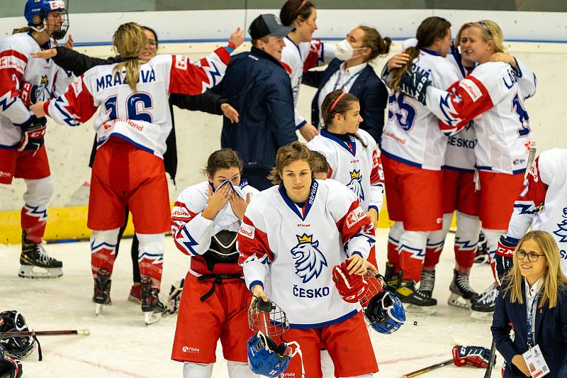 České hokejistky to dokázaly a jedou na olympiádu v Číně, která se koná na jaře 2022. Maďarsko porazily 5:1 a mohly se radovat v Chomutovské Rocknet Aréně přímo na ledové ploše za účasti skvělých více jak 1800 diváků.