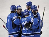 Hokejisté Finska se radují z gólu proti Lotyšsku.