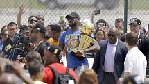 Hvězda Clevelandu LeBron James s trofejí pro šampiony NBA.