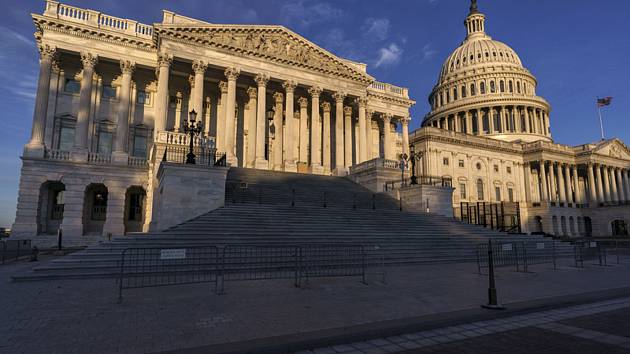 Pohled na budovu Kapitolu ve Washingtonu na snímku z 3. listopadu 2020.  Vlevo část, v níž sídlí Sněmovna reprezentantů
