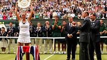 Petra Kvitová se raduje z titulu ve Wimbledonu.