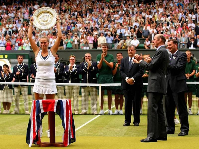 Petra Kvitová se raduje z titulu ve Wimbledonu.