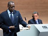 Ostře sledované volby šéfa FIFA: Issa Hayatou z Kamerunu vedl asociaci po trestu pro Seppa Blattera