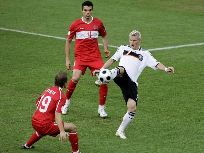 Prvním finalistou evropského fotbalového šampionátu se stalo Německo, které gólem v poslední minutě porazilo statečně bojující Turecko 3:2.